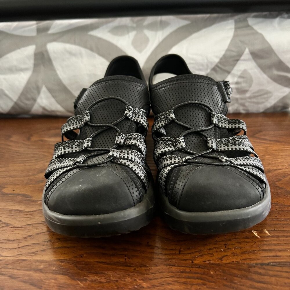 Black Baretraps Women's Lana Flat Sandal  Size 7.5 M